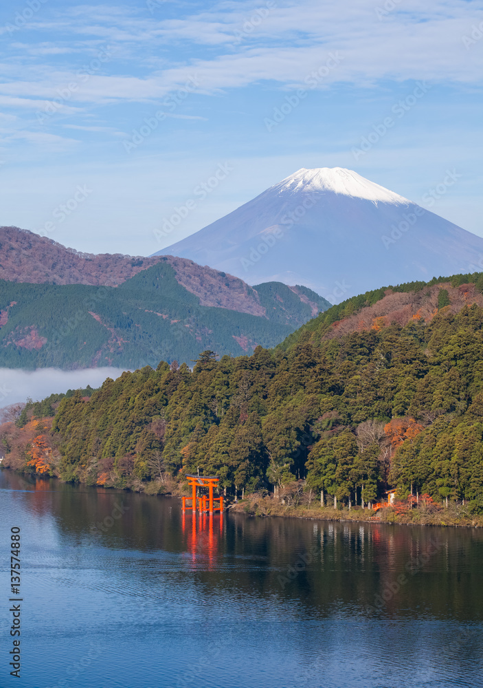 秋天美丽的阿什湖和富士山