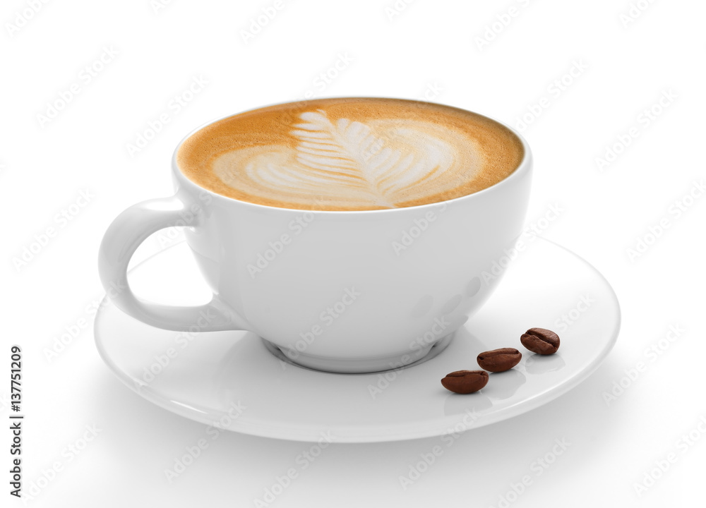 一杯咖啡拿铁和咖啡豆在白底上隔离