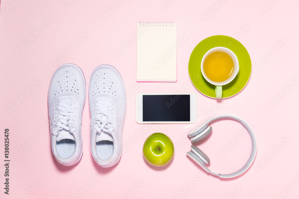 健康的生活方式理念。运动鞋、茶、苹果和柔和背景的耳机。