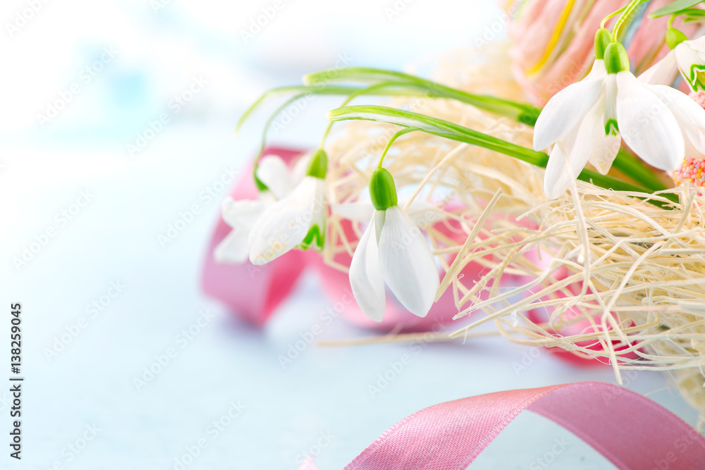 复活节背景。美丽的春天雪花，木桌上有装饰品