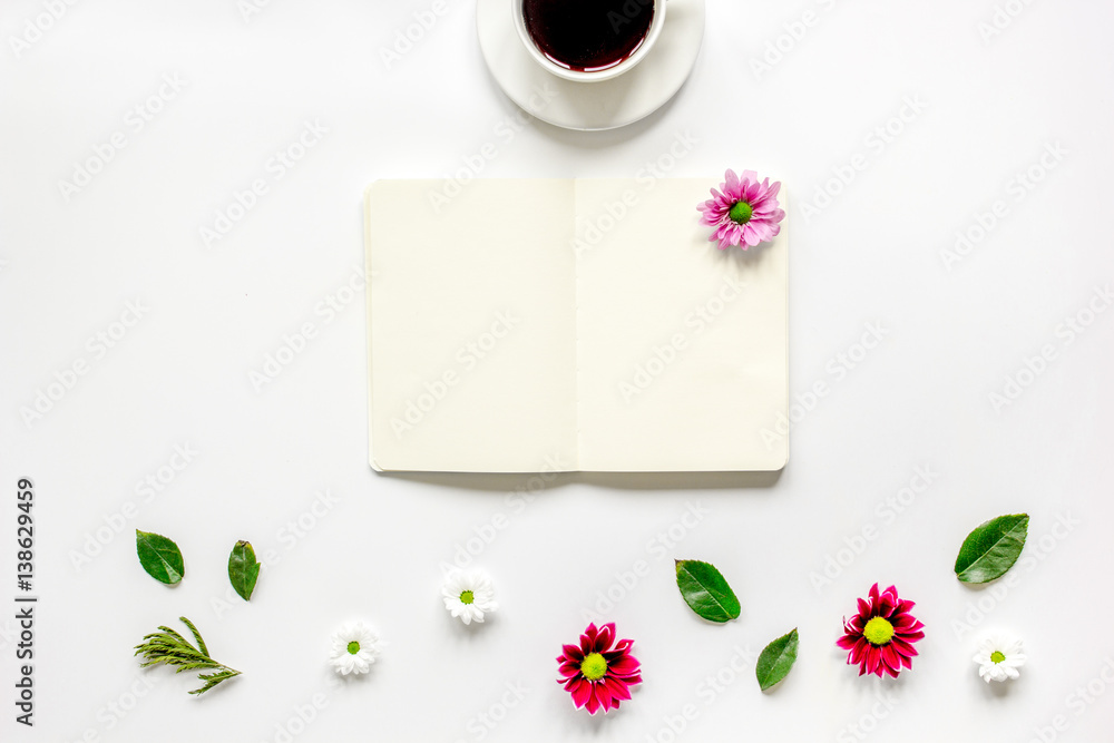 文案、美式和白色桌面上的花朵实物模型