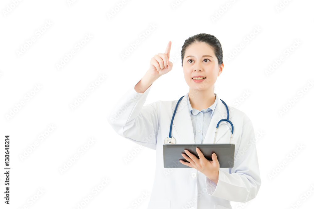 快乐的亚洲医生使用数字平板电脑触摸屏