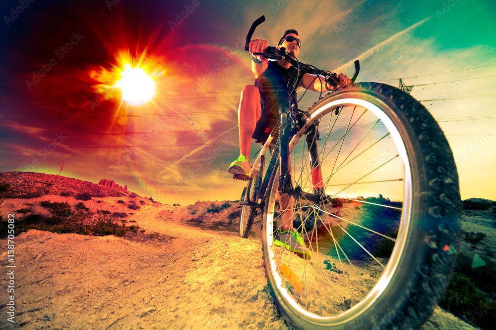 Deportes extremos. Bicicleta de montaña y hombre. Estilo de vida al aire libre deporte y aventuras. 