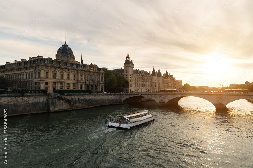 日落时分，乘船游览巴黎塞纳河。法国巴黎。