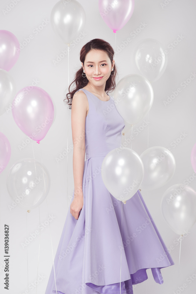 时尚甜美的亚洲女人，带着柔和的气球