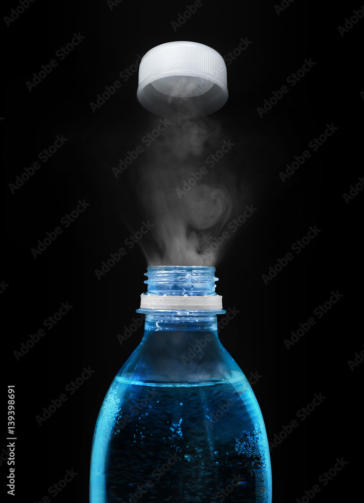黑暗中装有碳酸矿泉水的开口塑料瓶顶部