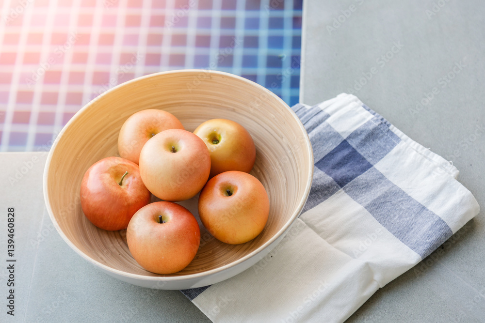 游泳池附近木碗里的新鲜苹果，放松和健康的想法，免费复制空间