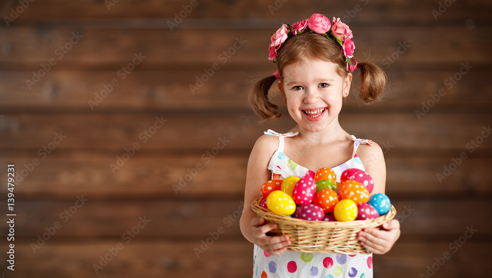带着一篮子复活节彩蛋的快乐小女孩
