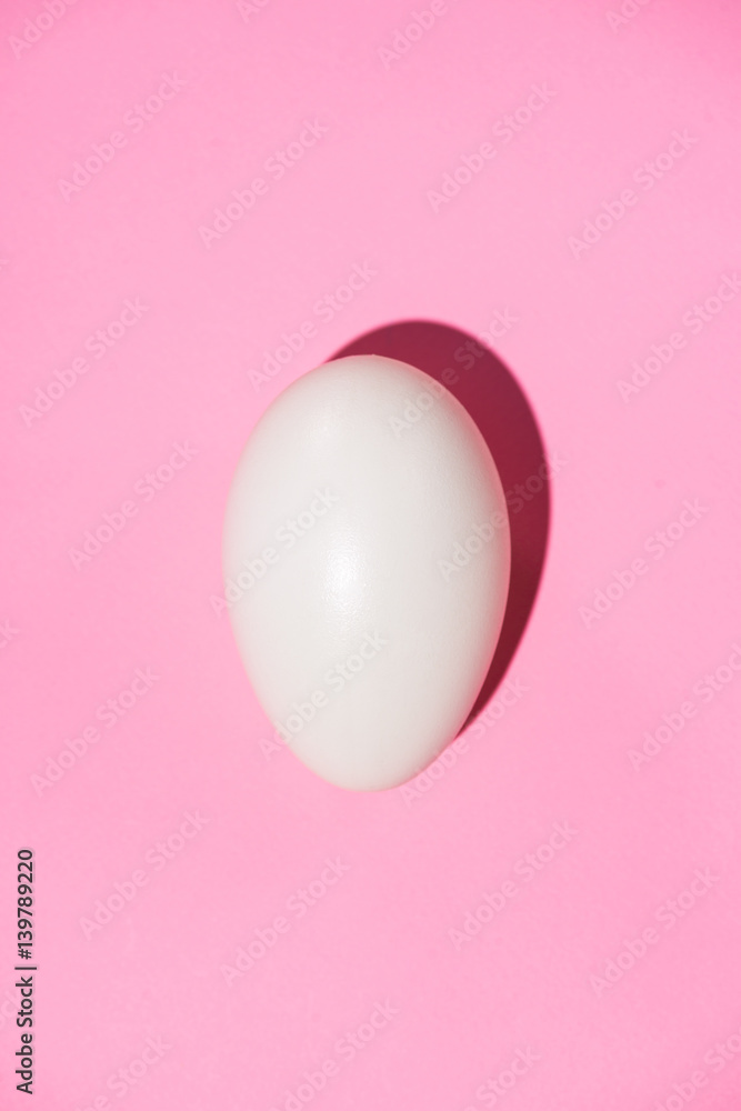 粉红色背景下鸡蛋的俯视图