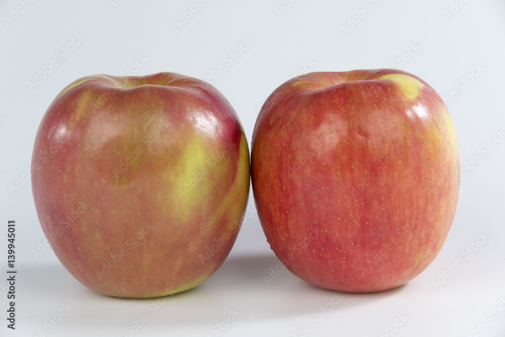 白色背景下分离的两个苹果