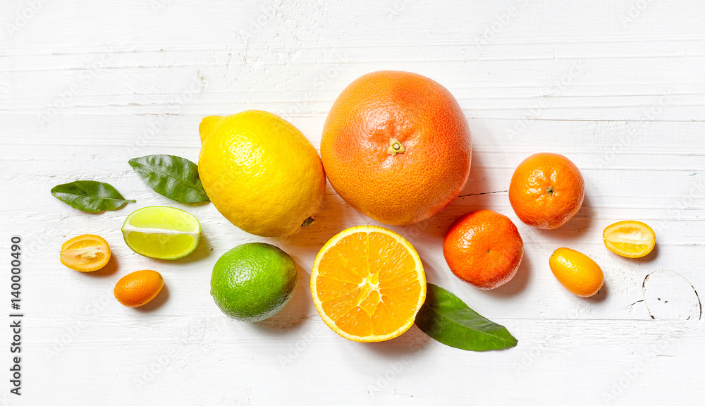 白色木桌上的各种柑橘类水果