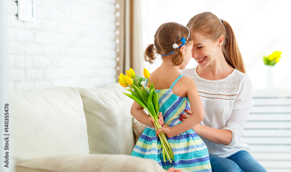 母亲节快乐！小女儿祝贺妈妈们，并送给她明信片和鲜花