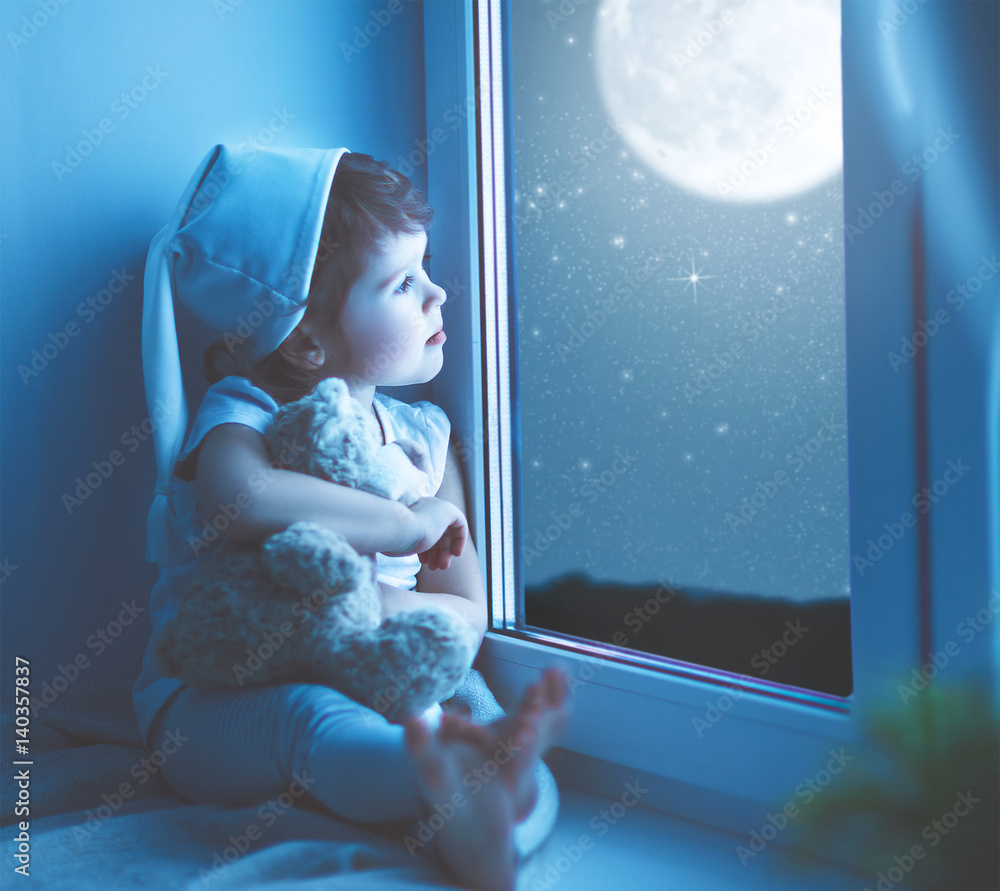 睡在窗前梦见星空的小女孩