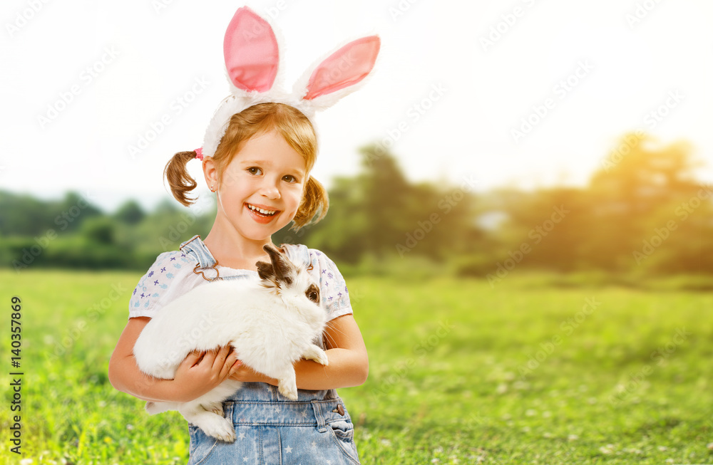 复活节快乐！漂亮的小女孩和兔子在大自然中