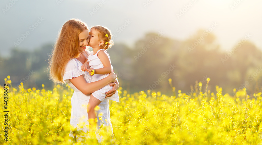幸福的家庭母亲和孩子女儿在夏天拥抱大自然