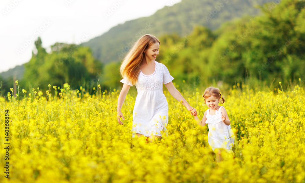 快乐的家庭母亲和孩子女儿在夏天的大自然中奔跑。