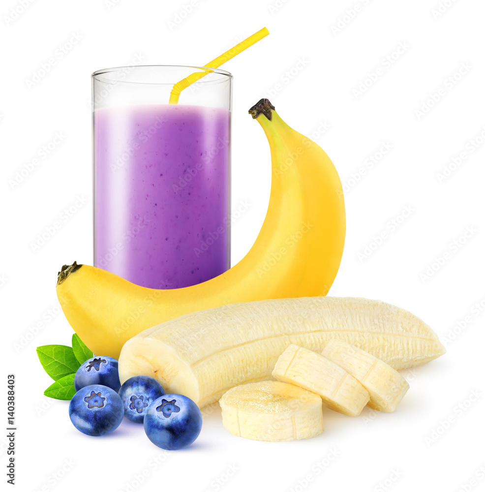 隔离水果饮料。一杯蓝莓香蕉奶昔，隔离在白色，有修剪路径
