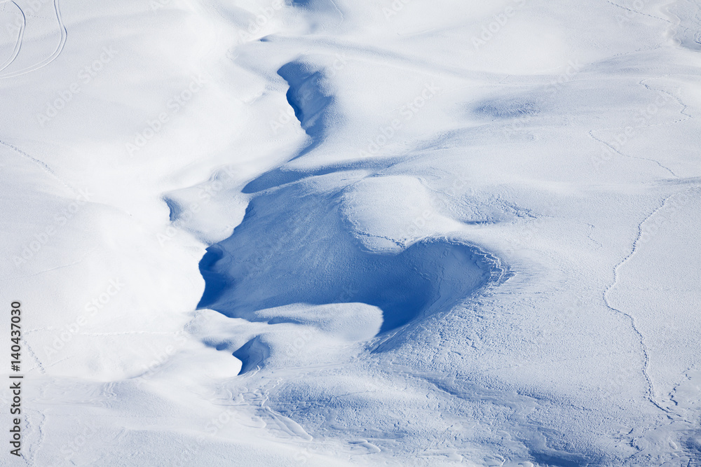 冬季山脉因弯曲的滑雪道而退缩