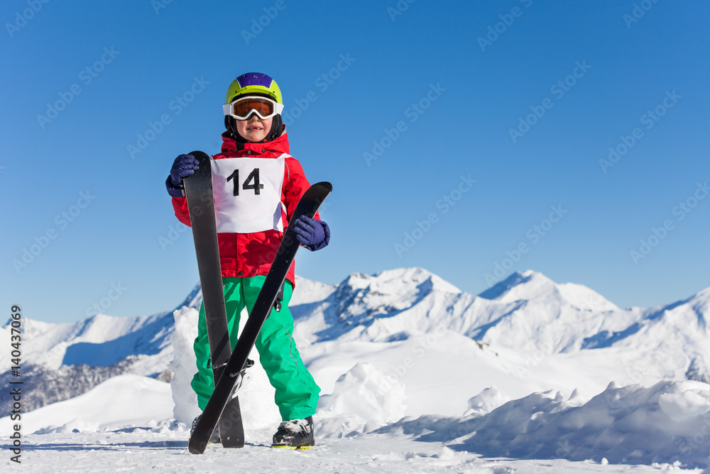 快乐的小男孩手里拿着滑雪板的画像
