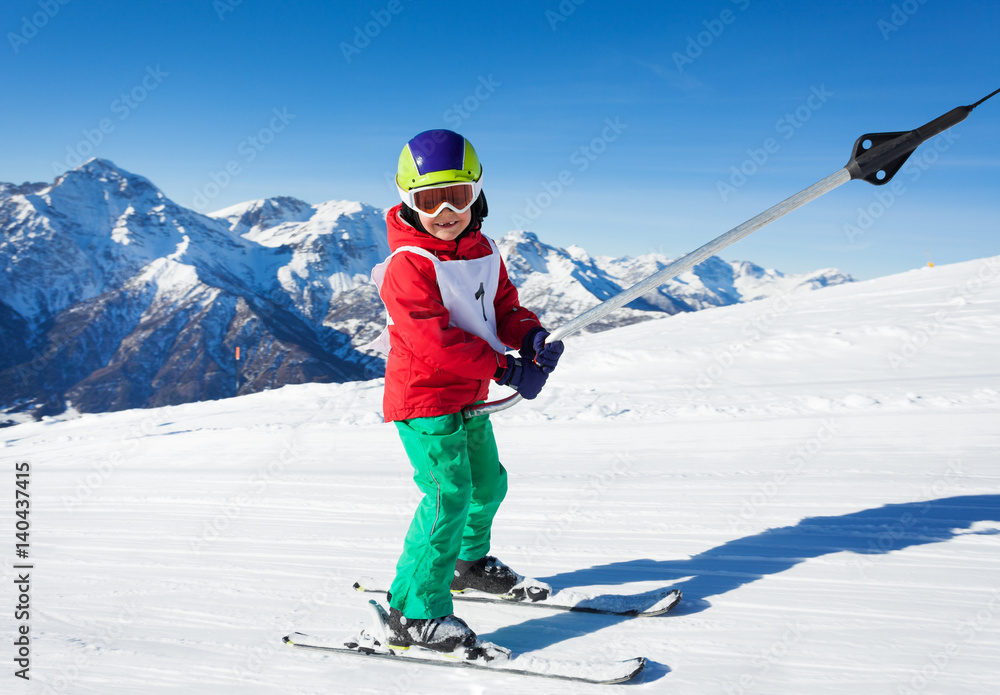对抗山景的滑雪者在地面滑雪者