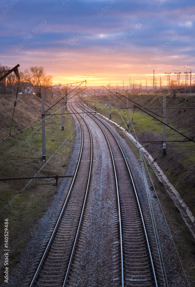日落时从铁路上的桥上俯瞰美丽的景色。铁路带来的丰富多彩的工业景观