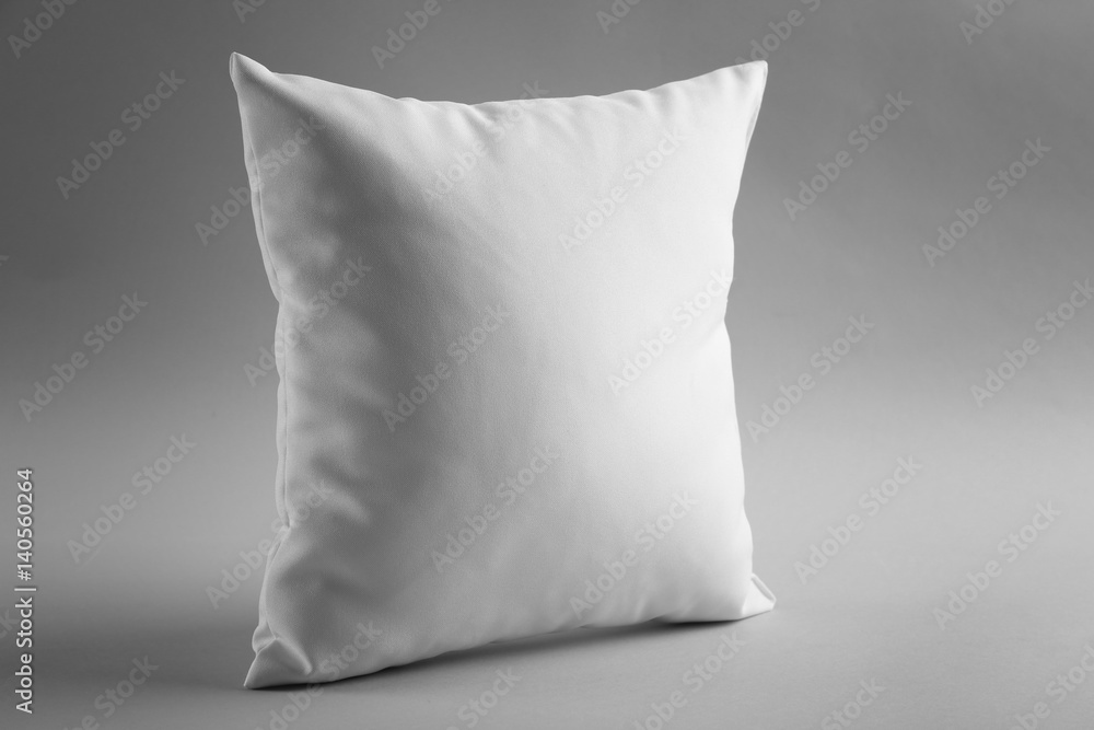 灰色背景的空白白色枕头