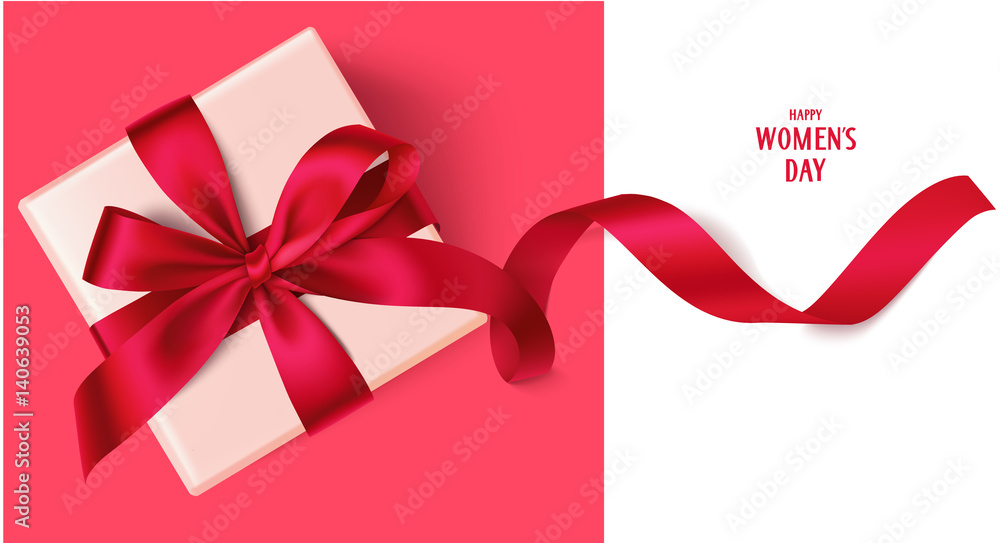 红色蝴蝶结和长丝带装饰礼盒。妇女节快乐文字。俯视图