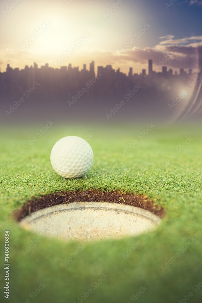 高尔夫球在洞边的合成图像