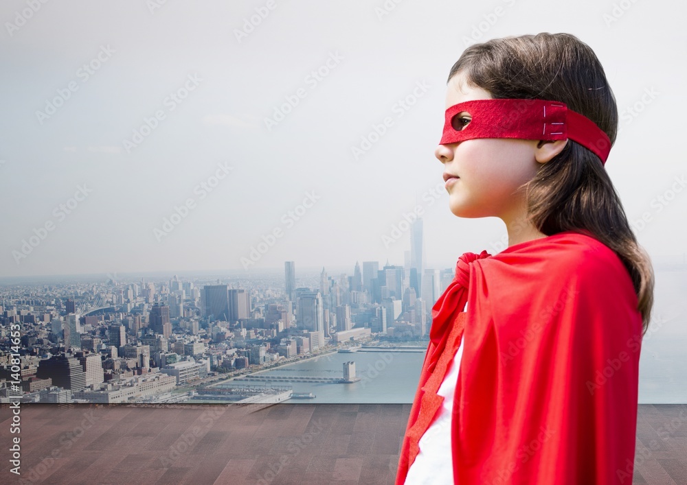 城市景观背景下穿着超级英雄服装的女孩