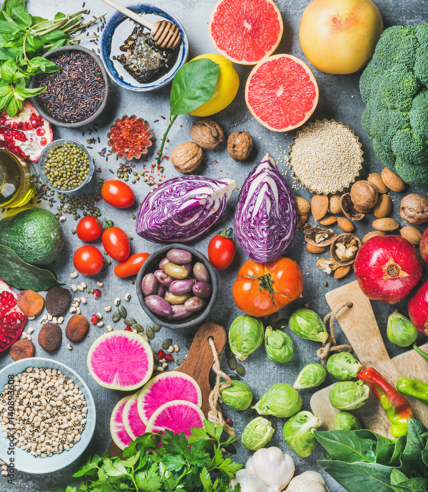 灰色混凝土背景下的清洁饮食概念，俯视图。蔬菜、水果、种子、谷物、bea