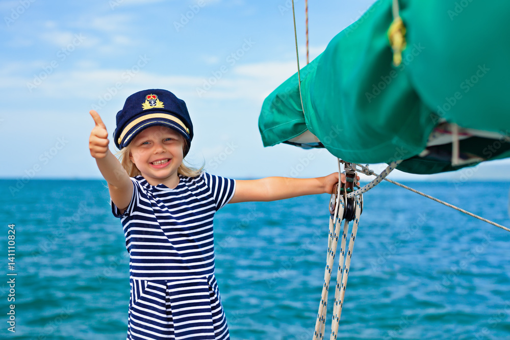 快乐的小婴儿船长在帆船上观看夏季巡航的近海。旅行a