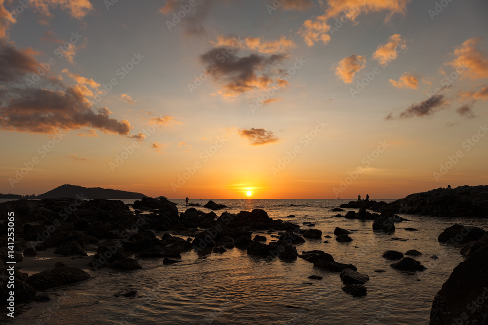 安达曼海洋中的岩石和海洋的戏剧性海景。泰国普吉岛色彩缤纷的日落。