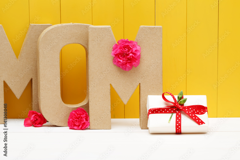 Mom letter blocks with a gift box