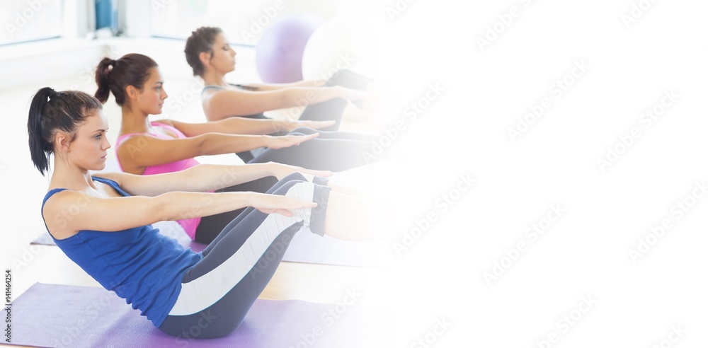 在健身室的瑜伽课上，在垫子上做伸展运动
