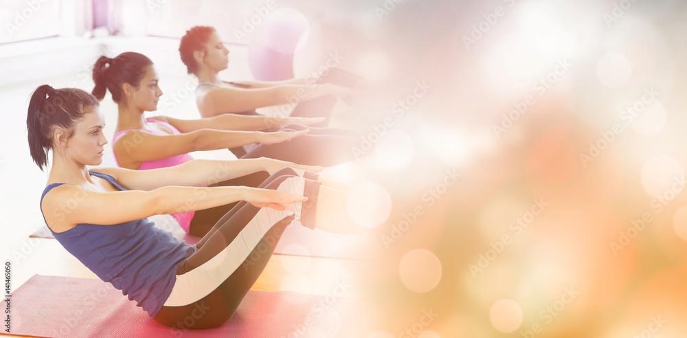 在健身室的瑜伽课上，在垫子上进行伸展运动