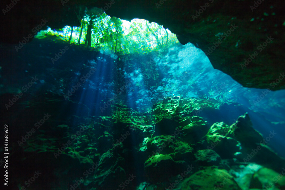 Azul cenote水下洞穴入口区域