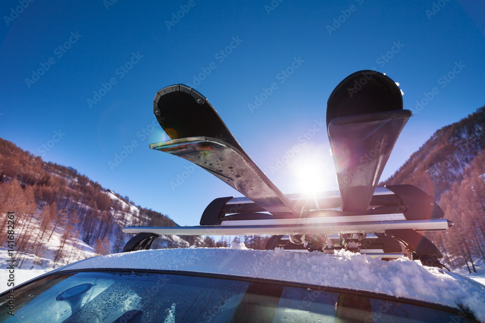 车顶上有两副滑雪板