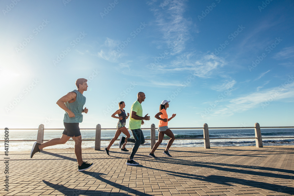 一群在海滨奔跑的运动员