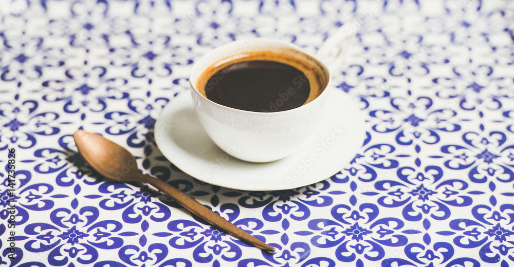 一杯黑土耳其或东方风格的咖啡，配以东方明亮的摩洛哥花纹背景