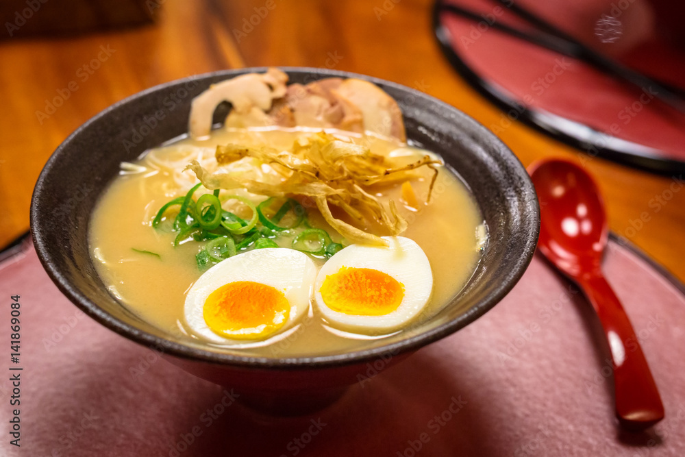 碗里有鸡蛋的日本拉面汤