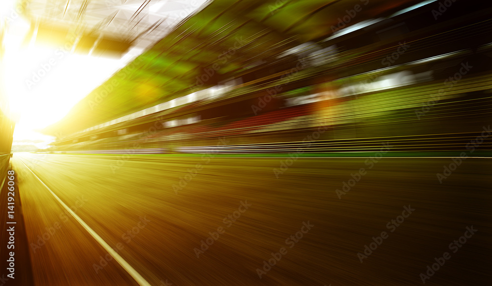 前向运动速度镜头模糊赛车赛道背景，带坐姿支架，日落场景。