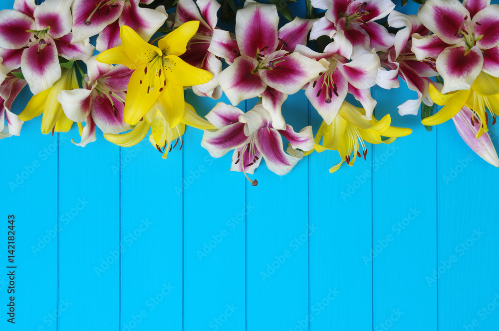 木板上的百合花
