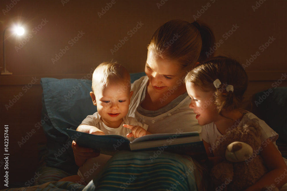 母亲在床上给孩子读书