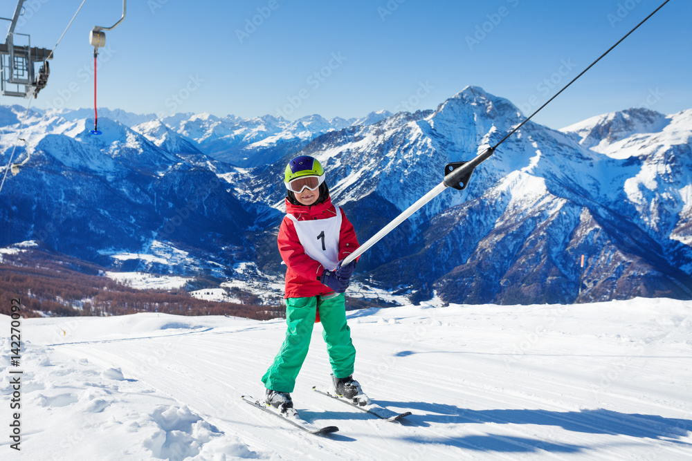 小滑雪者在对抗山脉的地面升降机上