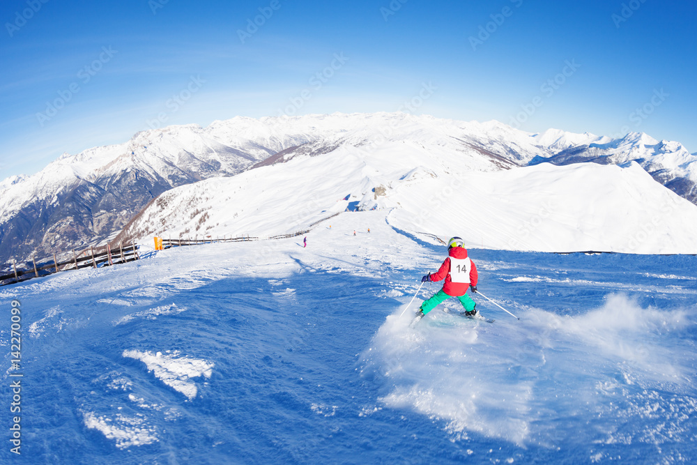 滑雪运动员撞下斜坡，对抗山景