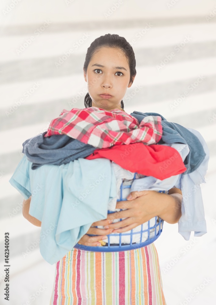背景明亮，提着洗衣篮的疲惫心烦意乱的女人