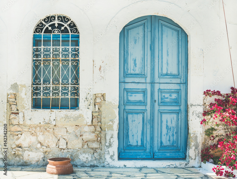 希腊传统城镇街道的典型外观，卡岛上有五颜六色的建筑和海蓝色的门