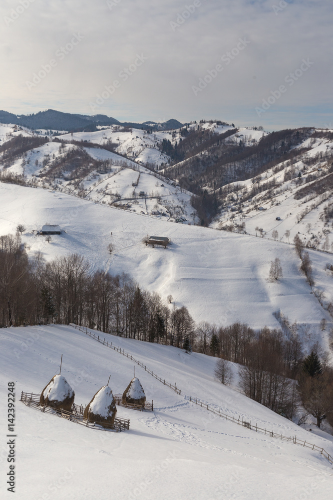 美丽的冬季山脉景观，在寒冷的冬日里雪花飘落。喀尔巴阡山的野生山脉。