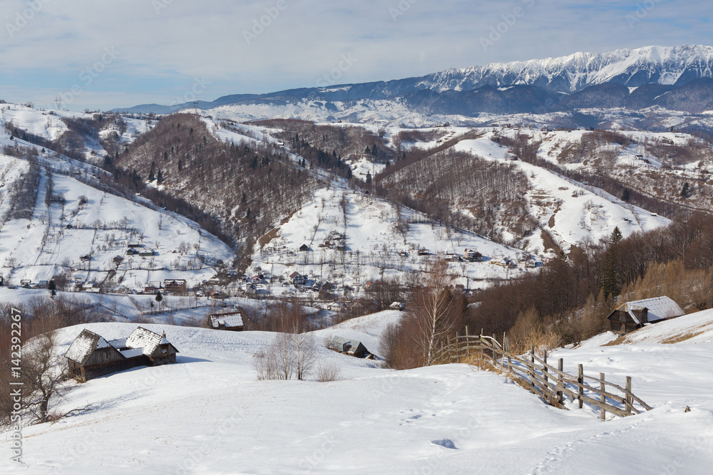 美丽的冬季山脉景观，在寒冷的冬日里雪花飘落。喀尔巴阡山的野生山脉。