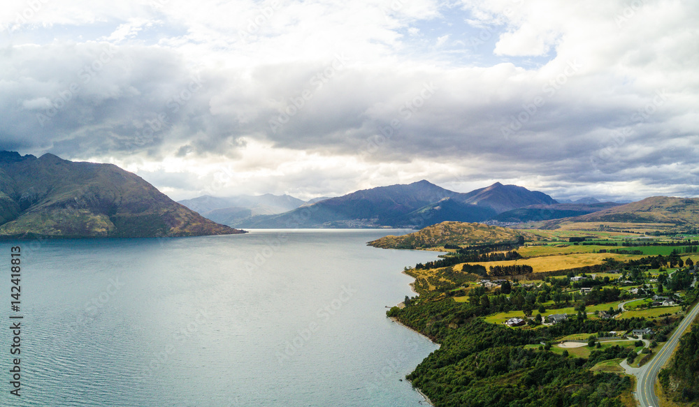新西兰奥塔哥中部格兰诺奇偏远河流上的山脉鸟瞰图